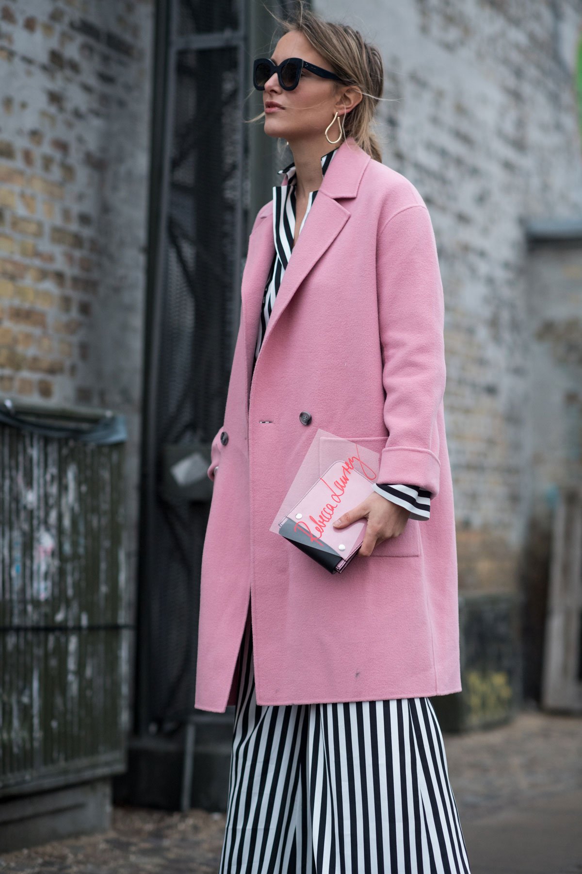 Розовое пальто стритстайл