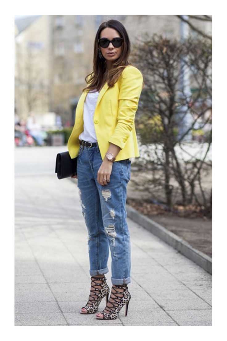 Желтый пиджак и джинсы