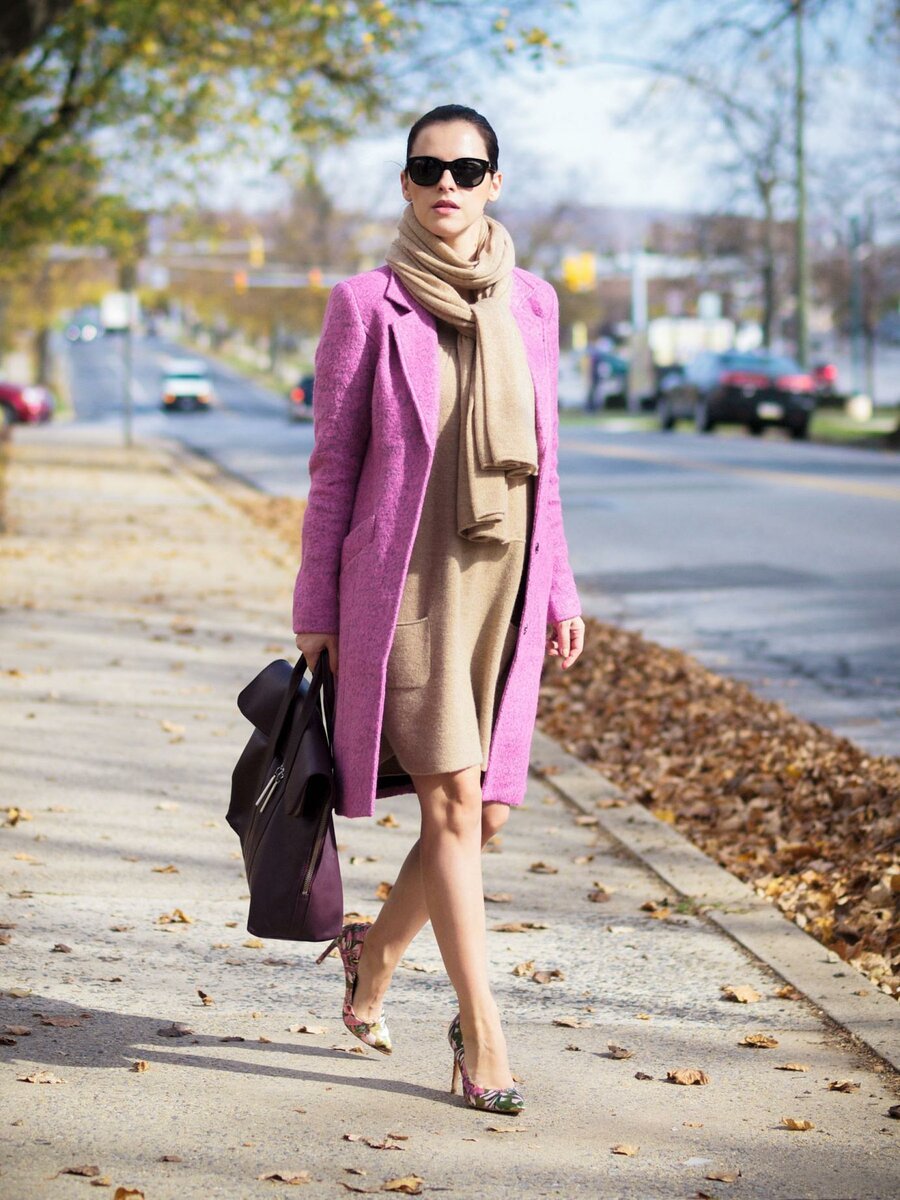 Розовое пальто с палантином