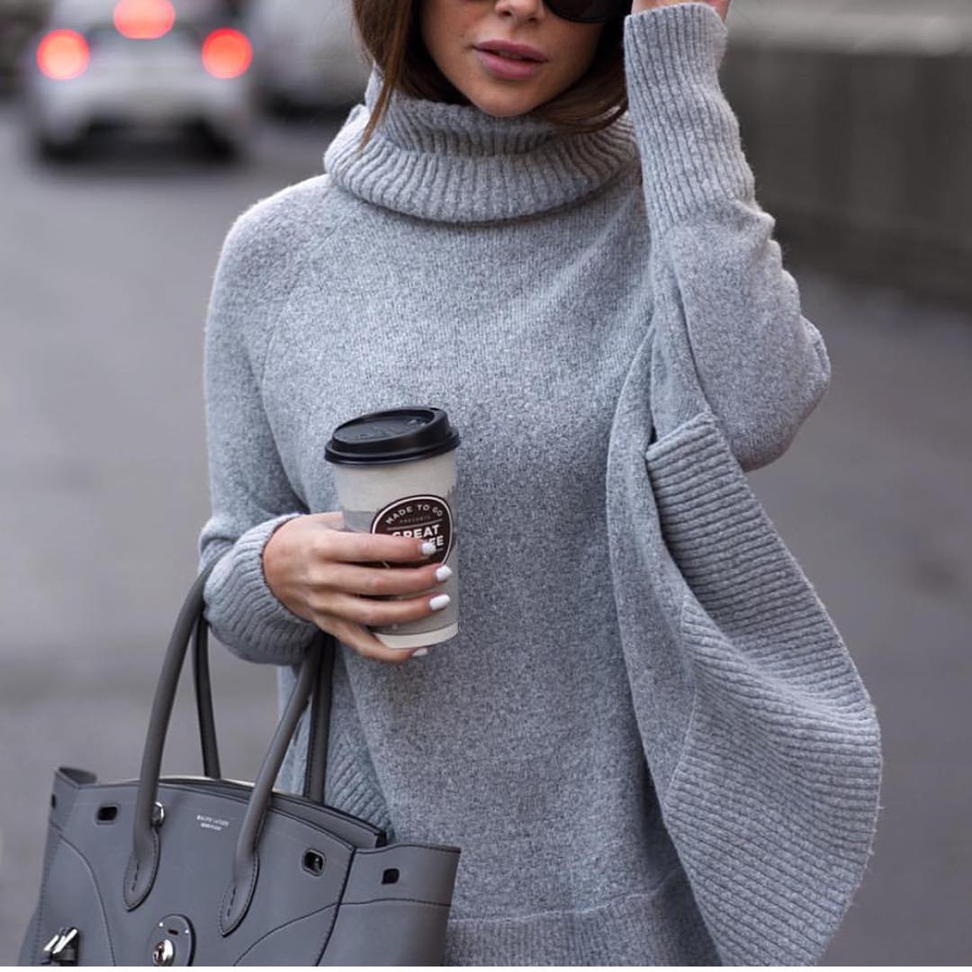 Модный серый свитер
