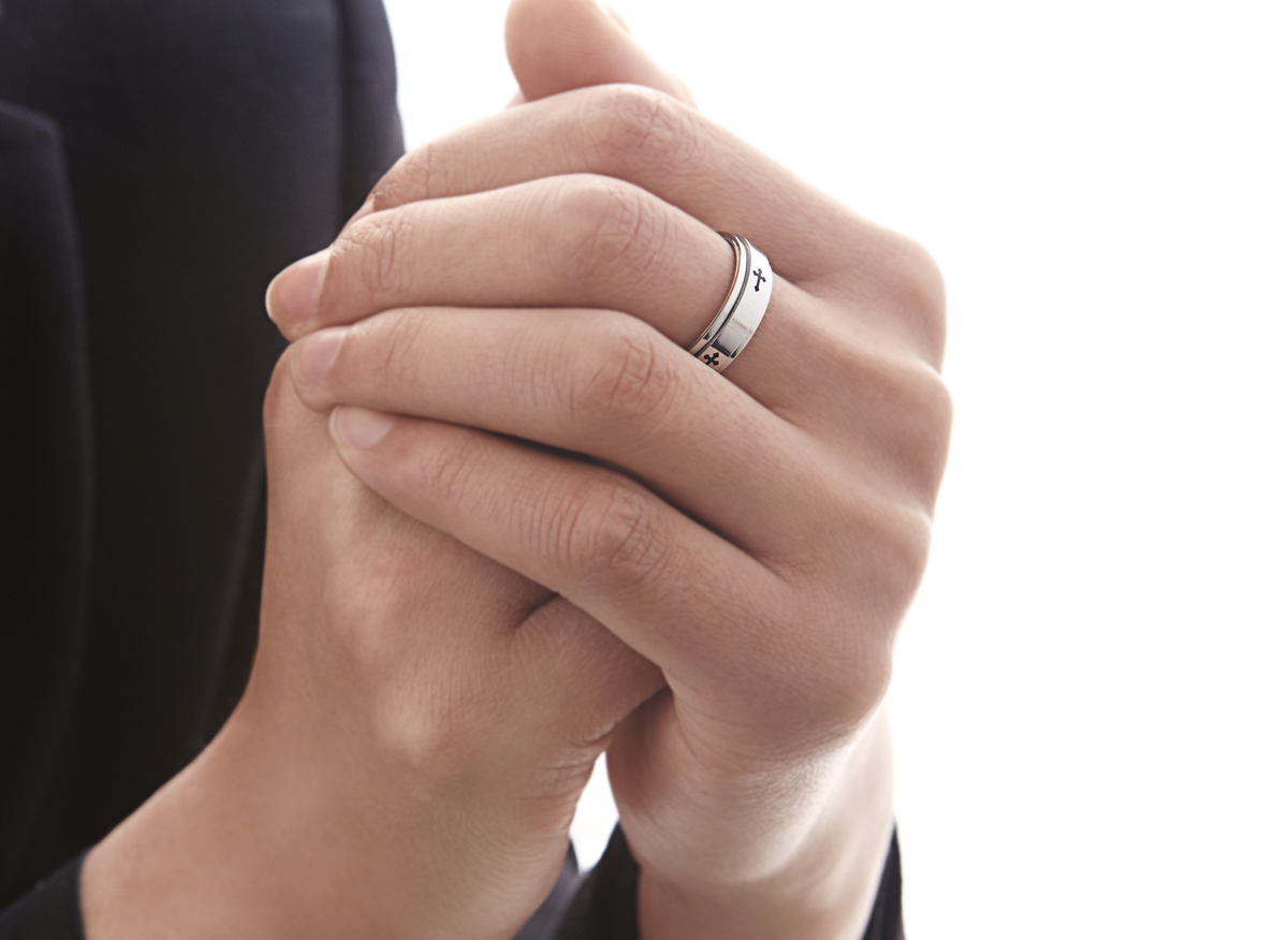 Мужские обручальные кольца на руке