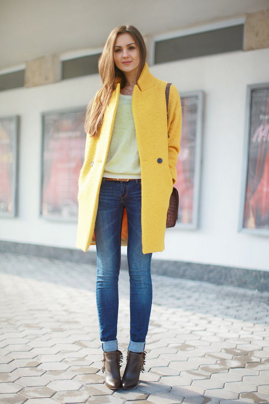 Желтое короткое пальто