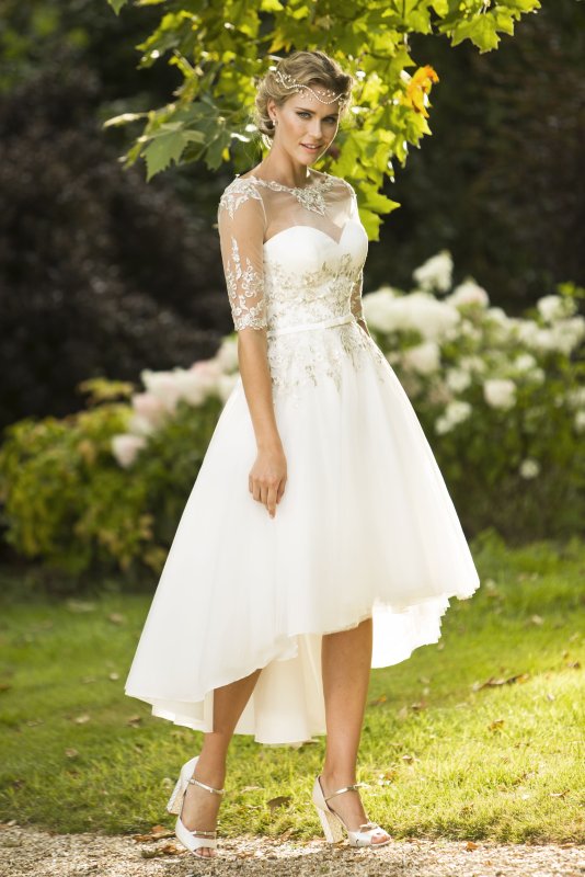 Невеста в коротком платье