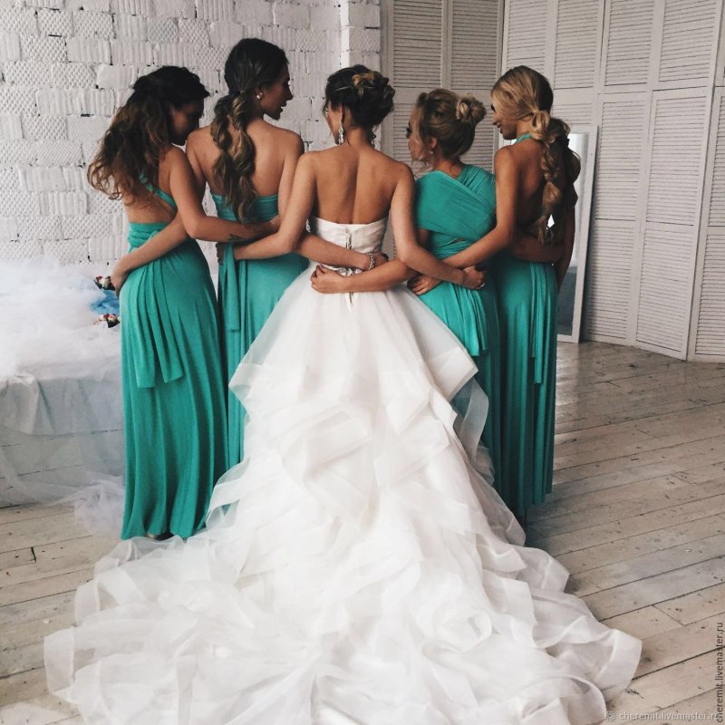 Свадебное платье в бирюзовом цвете и жених