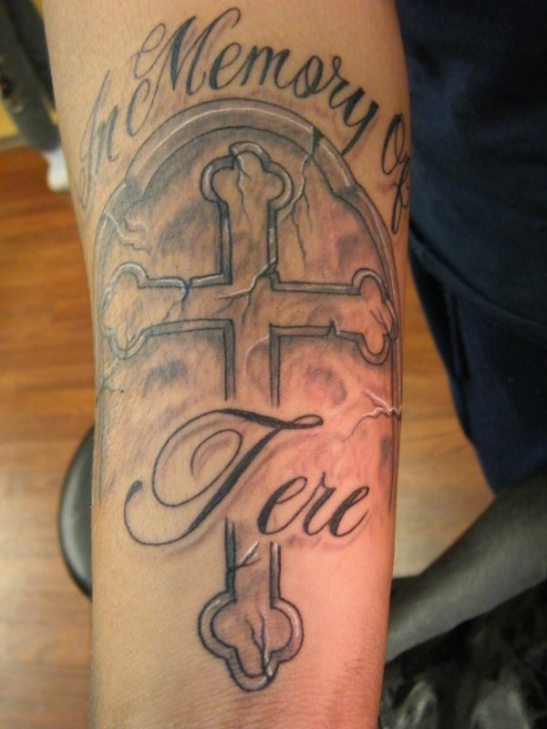 Татуировка-надпись «Спаси и сохрани» на латинском