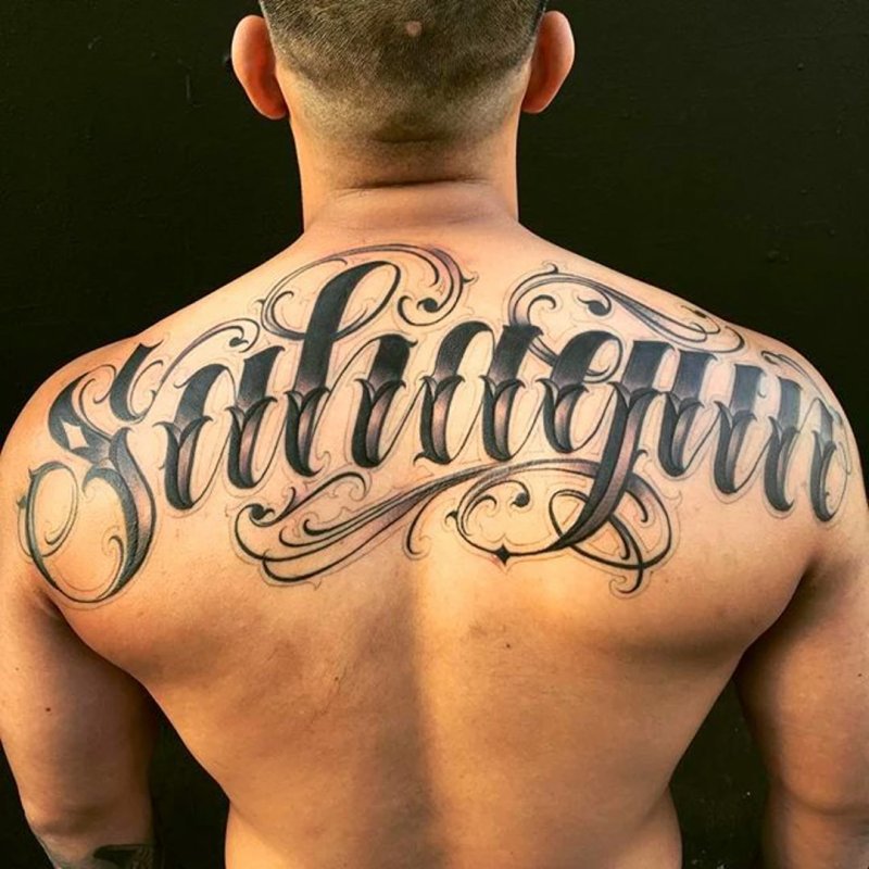 Надпись-тату на спину - смелый вариант для людей, желающих выразить себя