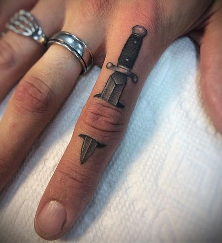 Мужские татуировки на пальцах: символы силы и индивидуальности