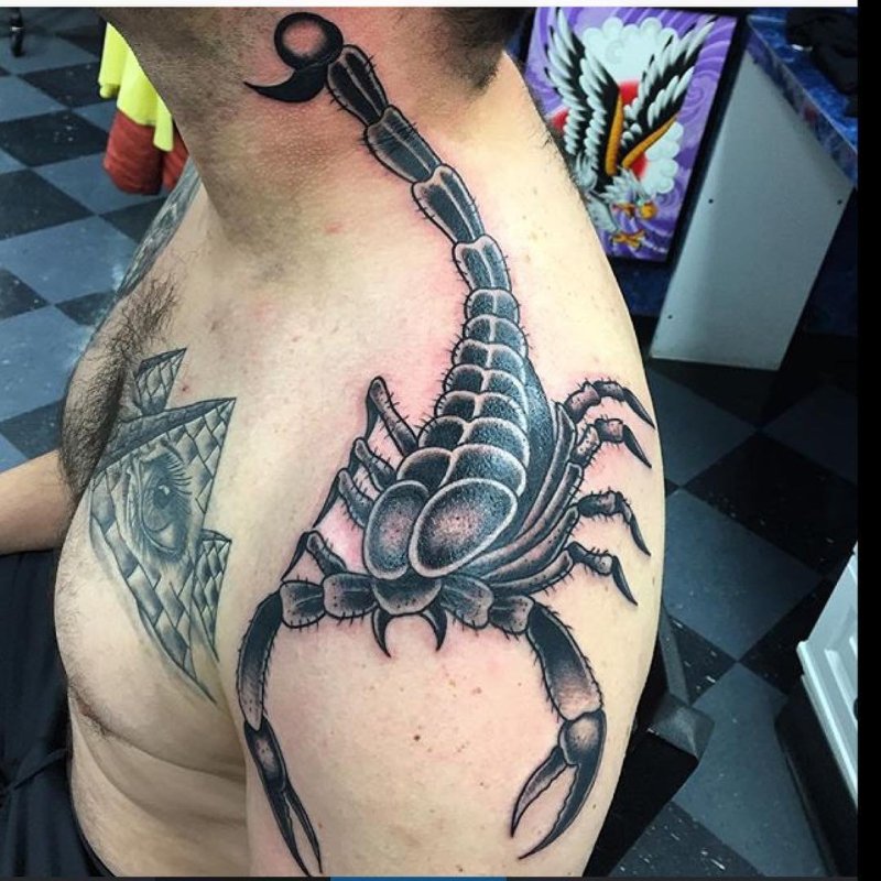 Вариации дизайна татуировки скорпион на шее