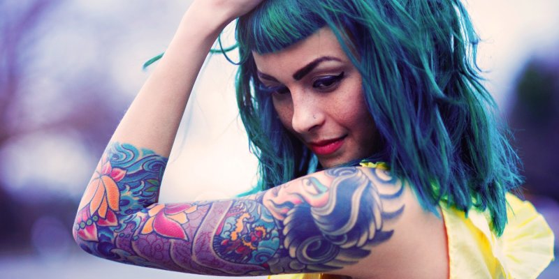 Фото Девушка с синими волосами, татуировками и пирсингом в носу, by moraya magdy
