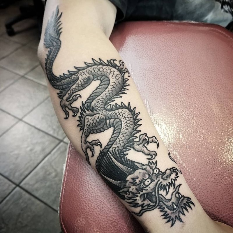 Татуировка дракона на спине и других участках тела
