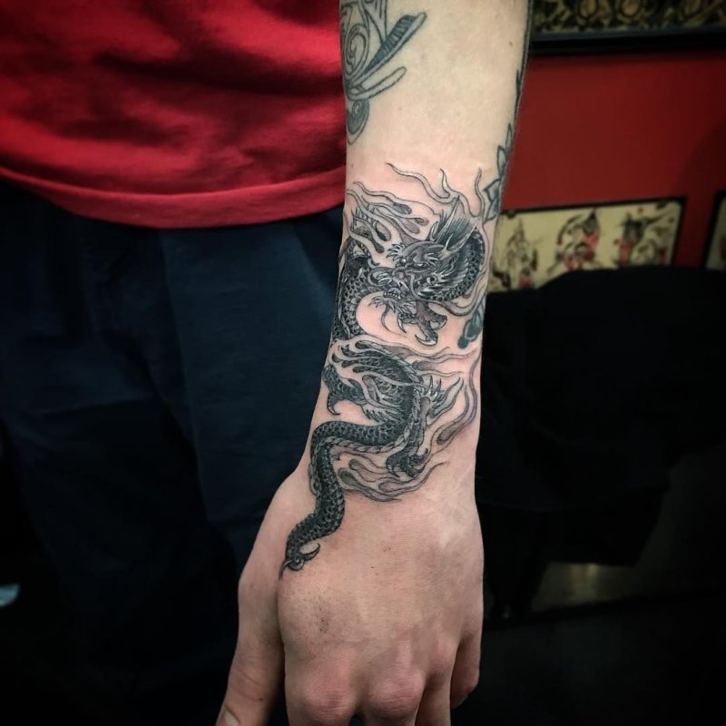 Мужские эскизы тату дракона на руке (69 фото)