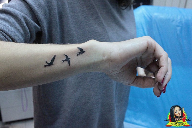 татуировка на руке птицы