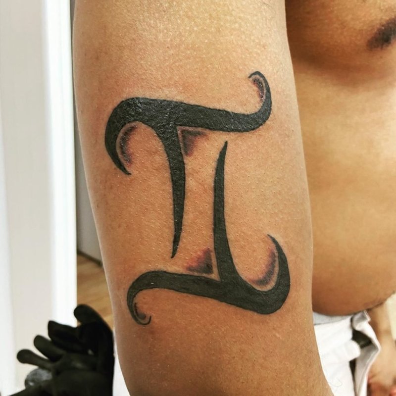 Значение татуировки знака зодиака Близнецы
