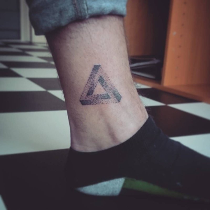 Бесконечный треугольник тату