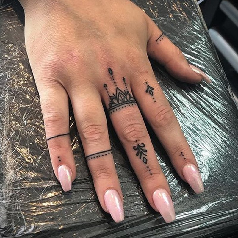 Татуировки на пальцах рук для девушек: креативные идеи и эскизы