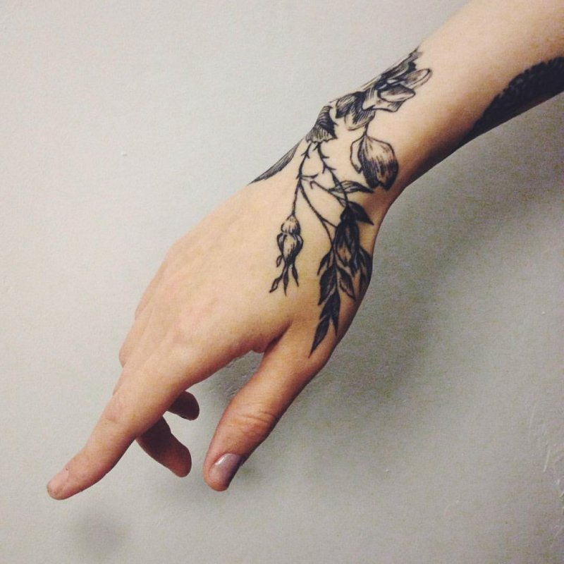 Женские татуировки на кисти (69 фото)