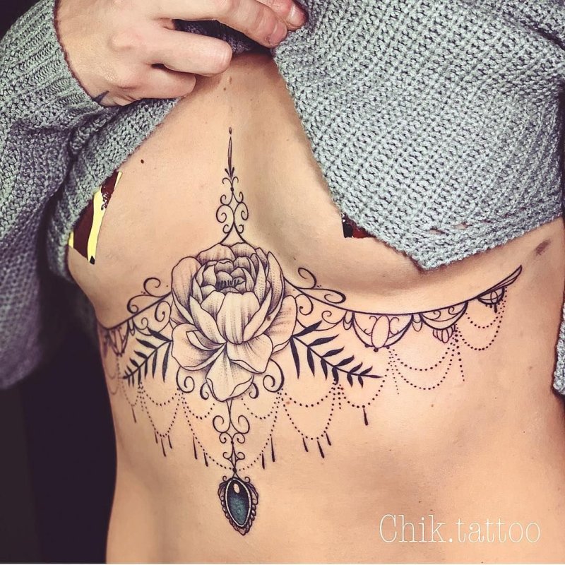 Татуировка под грудиной у девушек