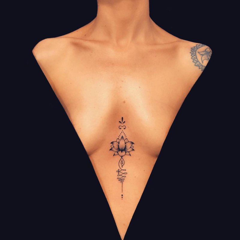 Популярные стили для татуировок между грудиной