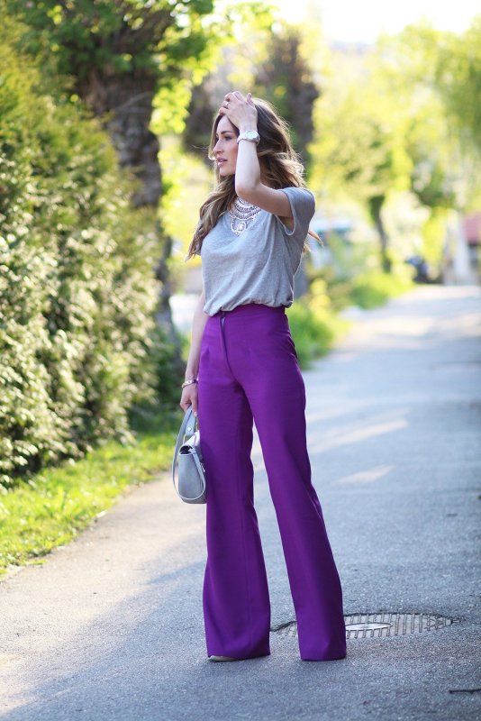 С чем носить фиолетовые джинсы женщине