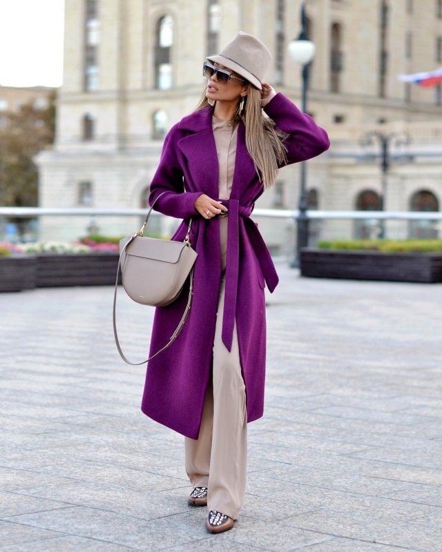 Девушка в фиолетовом пальто