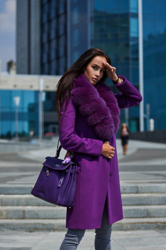 Фиолетовое пальто уличный стиль