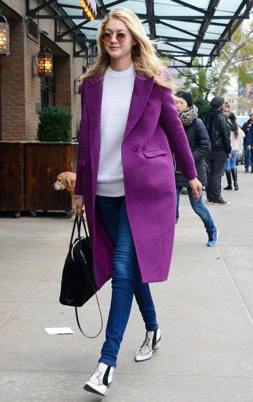 Девушка в фиолетовом пальто
