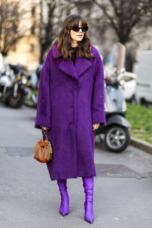 Фиолетовое пальто с меховыми карманами