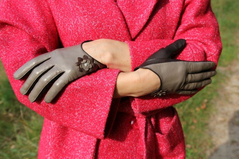 Перчатки серые женские