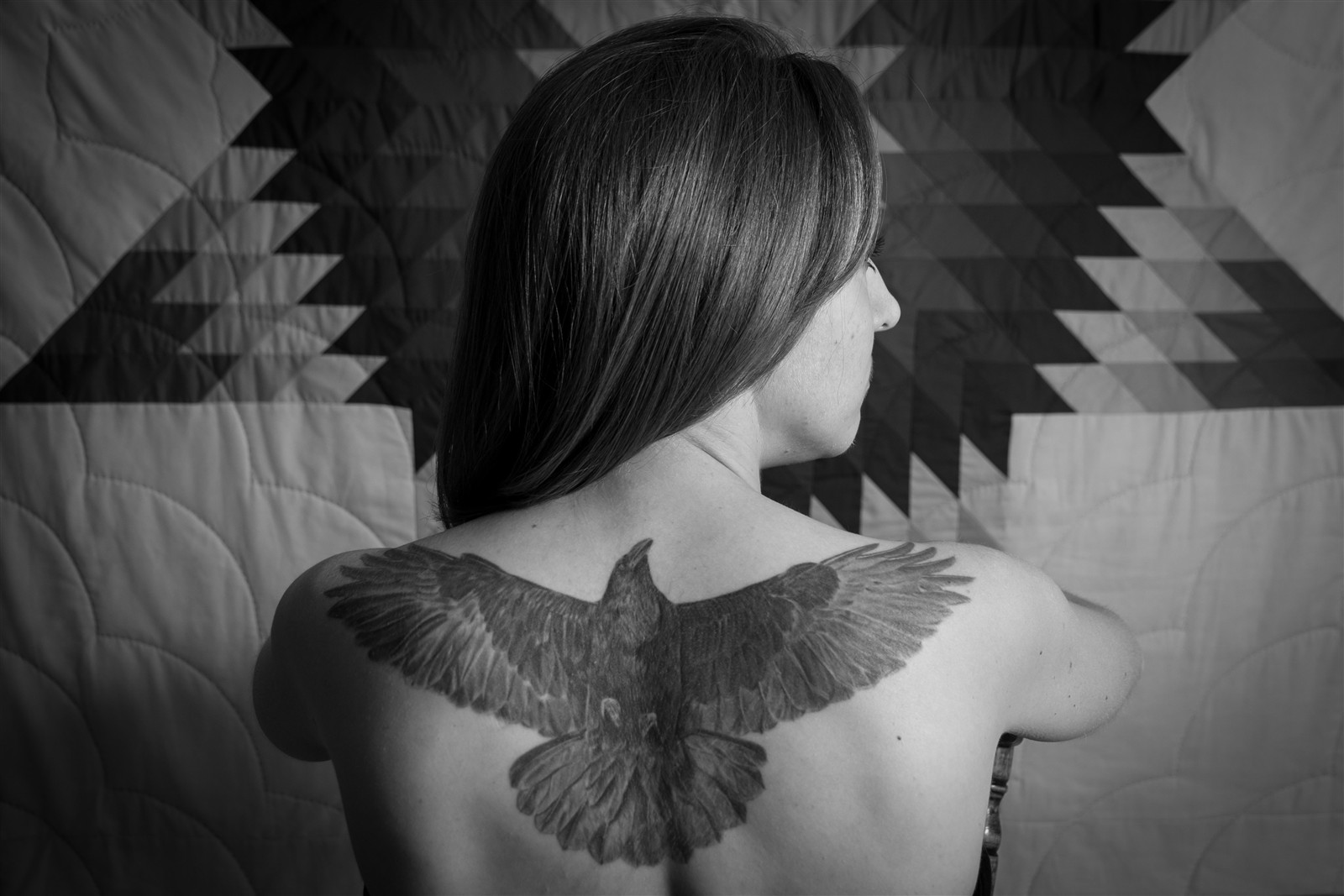 Татуировка орла на спине у девушек