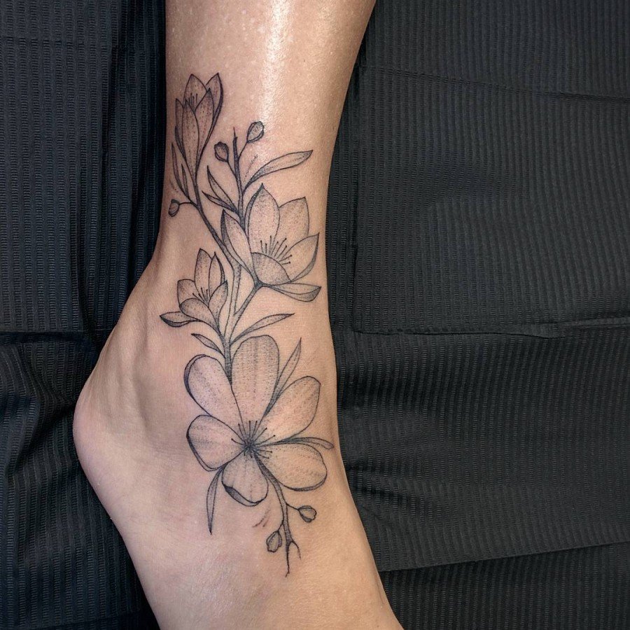 Татуировка на ногу девушке цветы