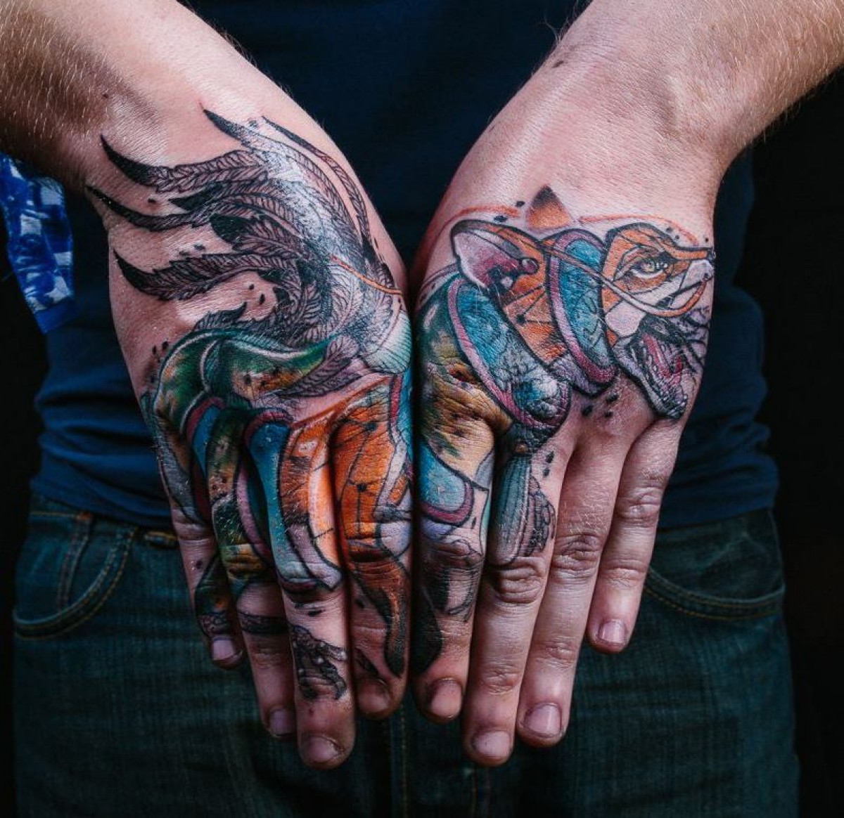Татуировка дракона на кисти