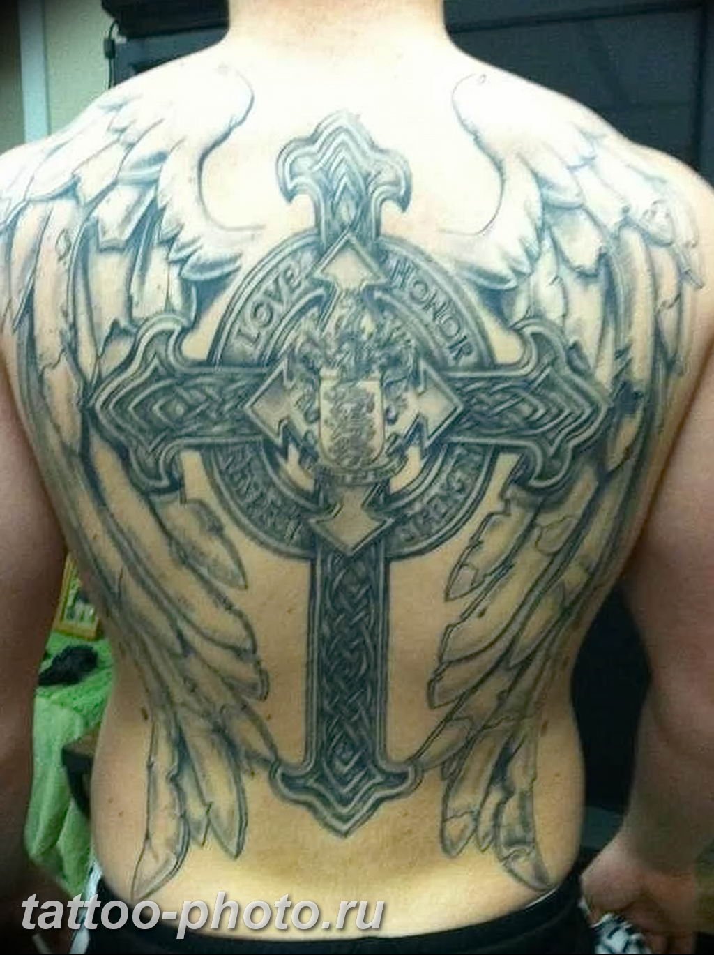 Тату крест на спине