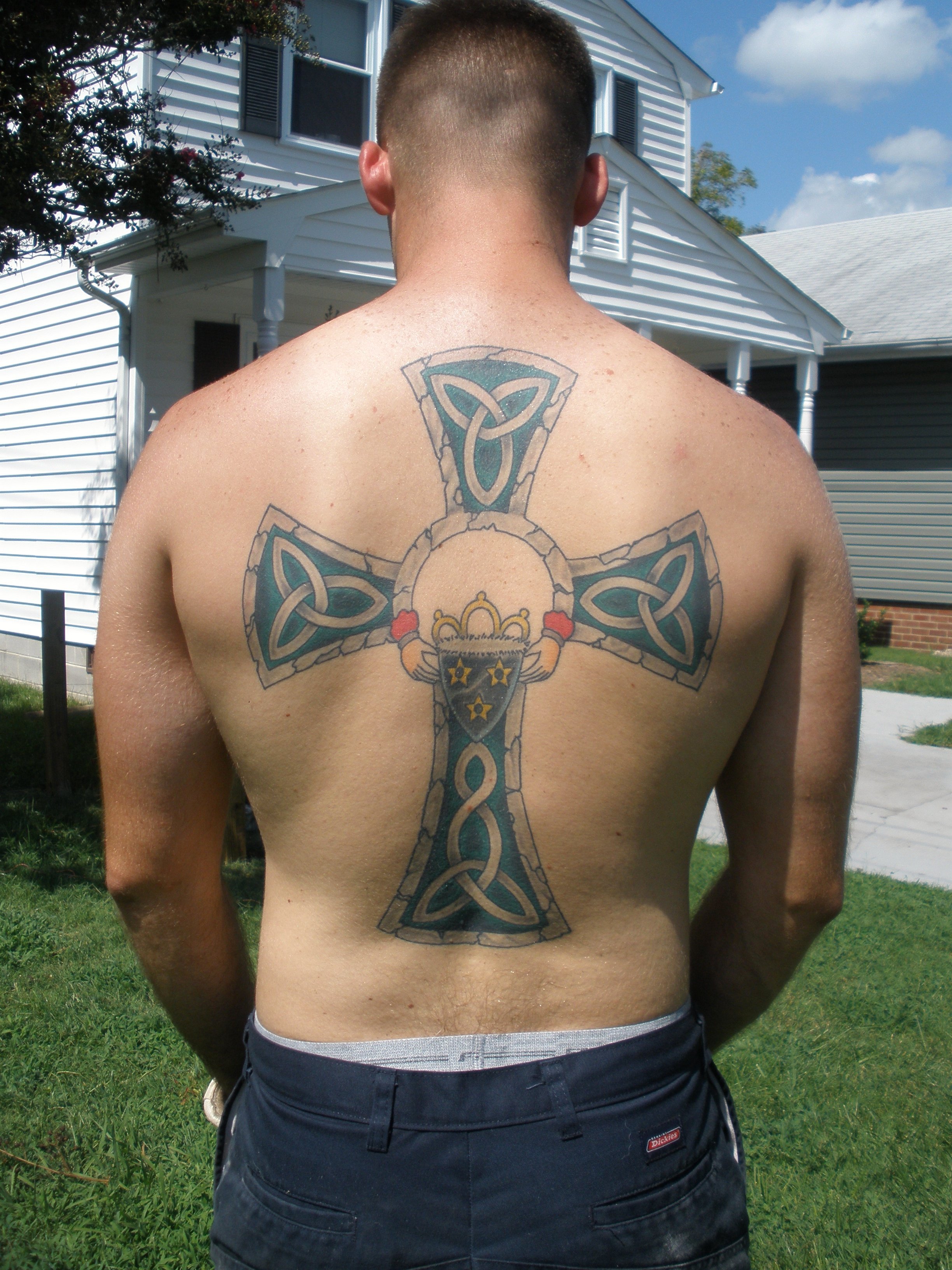 Кельтский крест на спине