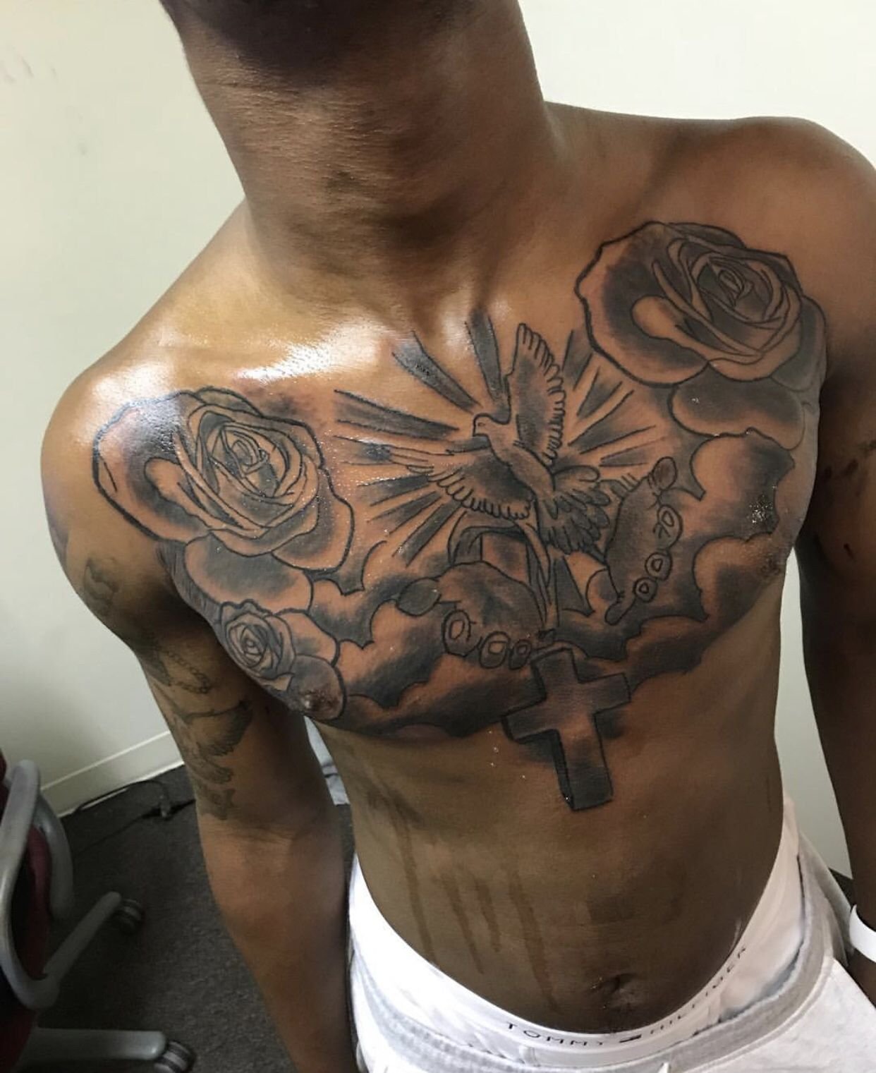 татуировки для мужчин крест на груди фото 86