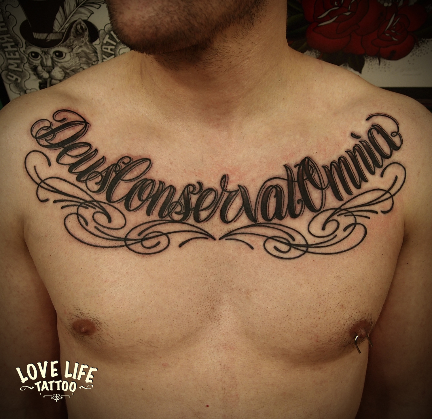 татуировки для мужчин на грудь надписи фото 35