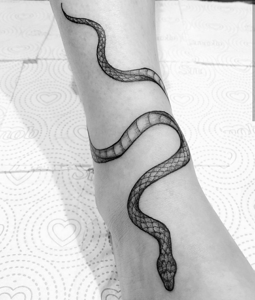 Тату змея на ноге для девушек