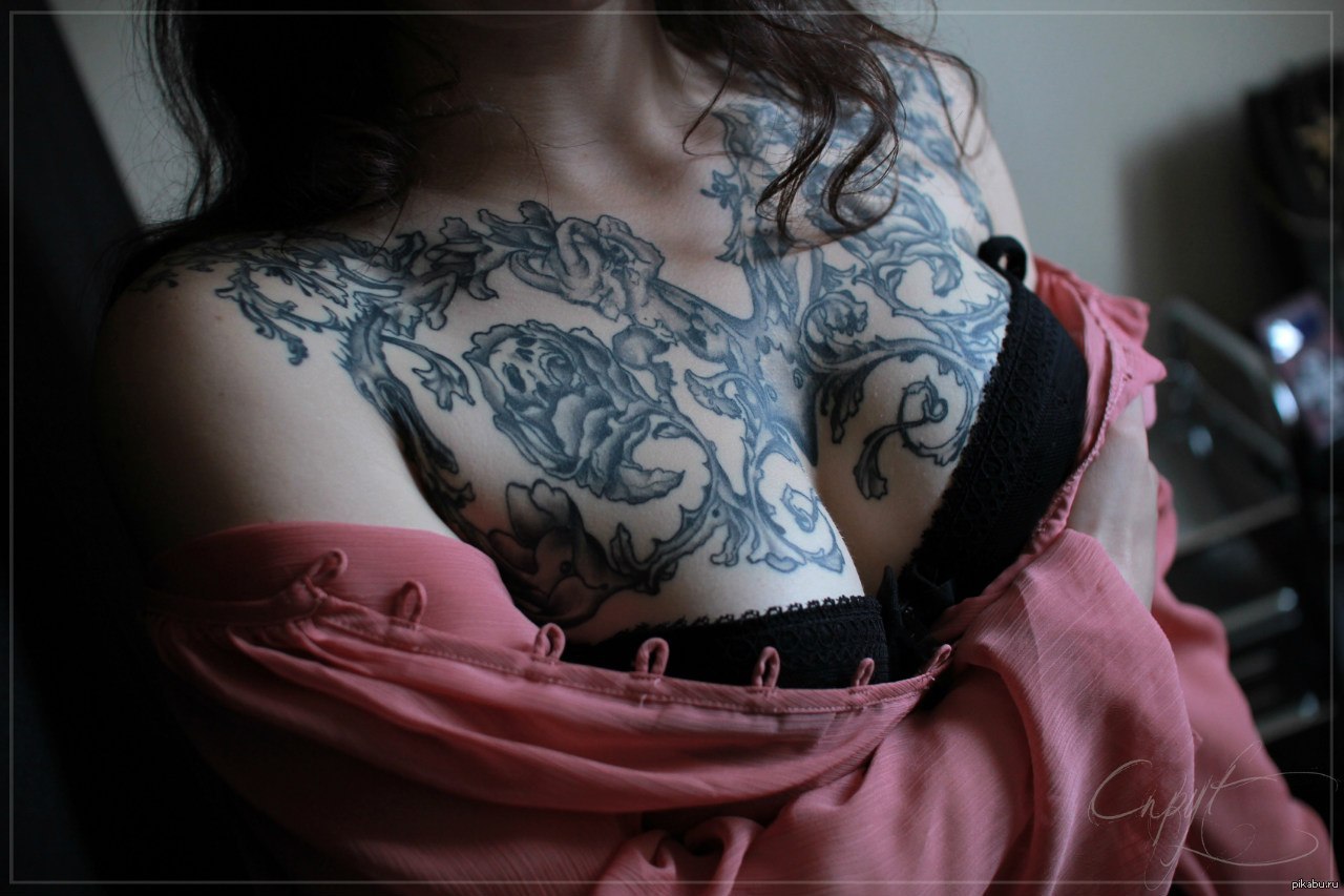 татуировки у женщин на груди фото 62