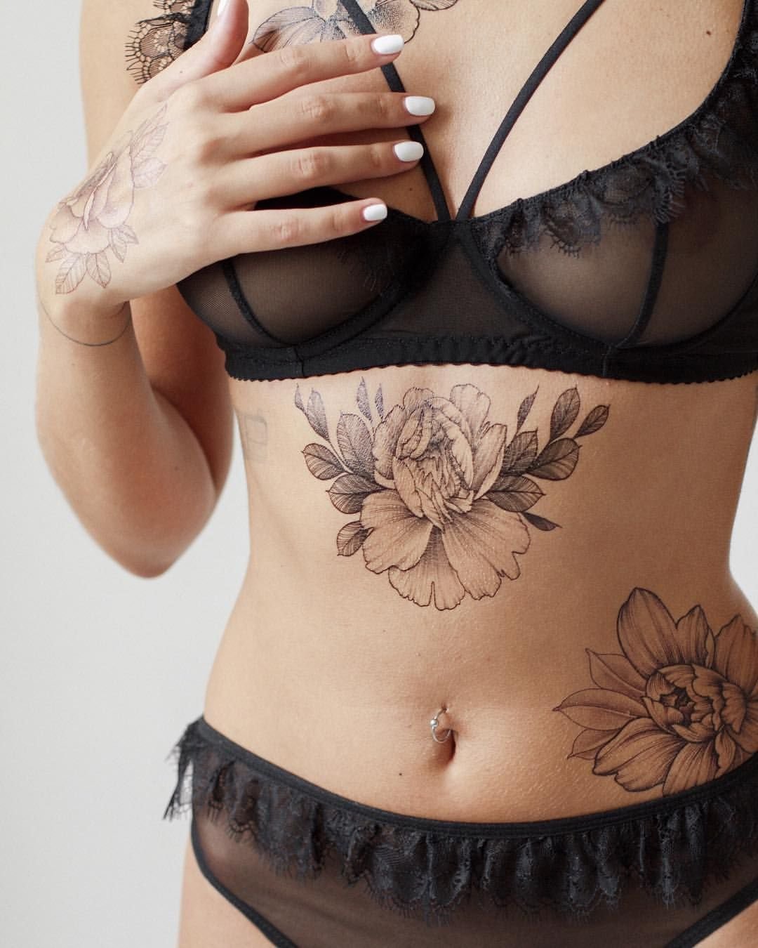 татуировки у женщин на груди фото 89