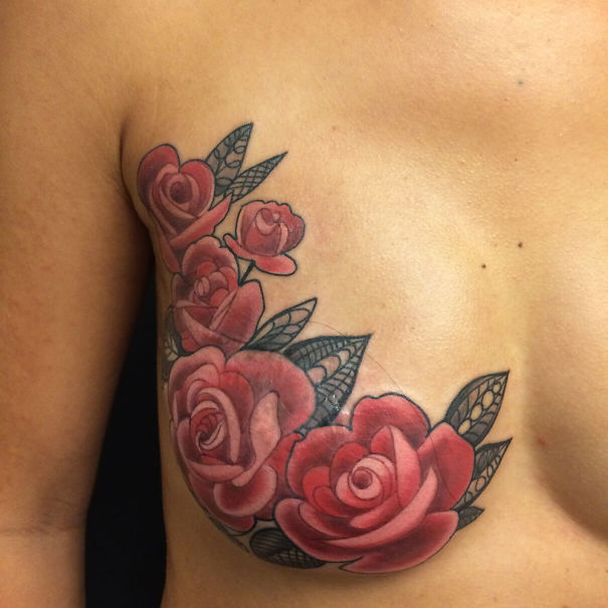 Татуировки на женской груди (78 фото) .