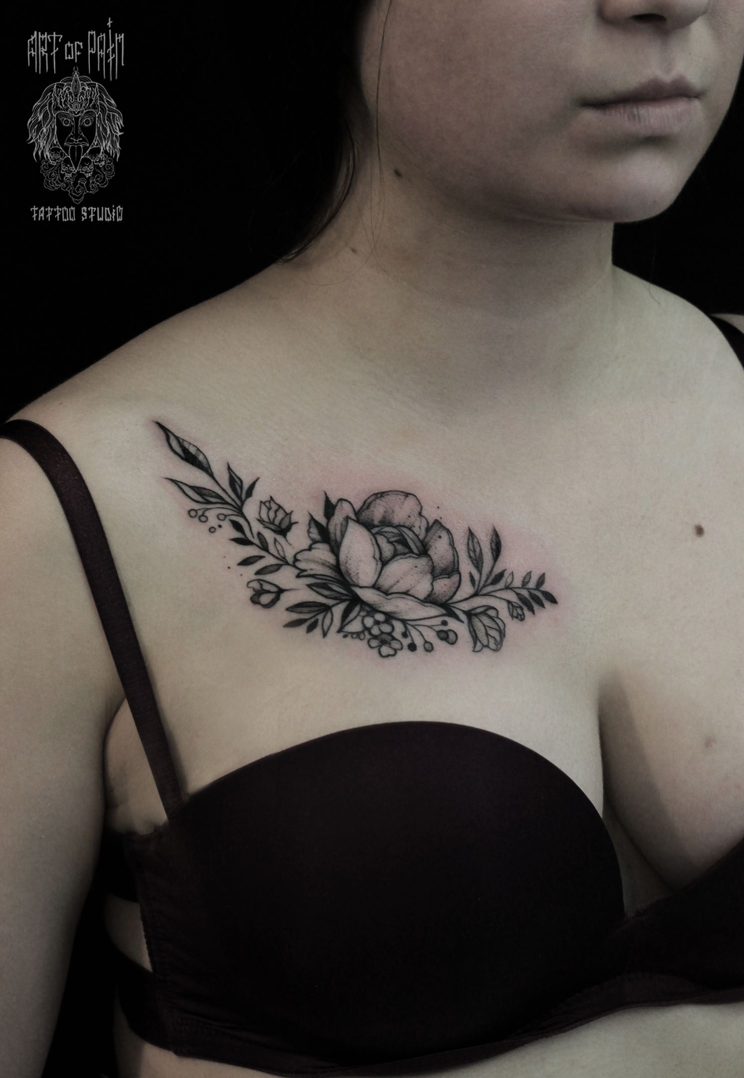 татуировки у женщин на груди фото 15