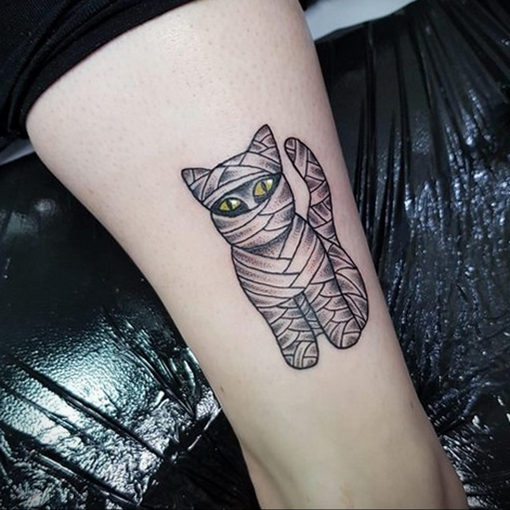 Египетская кошка тату на руке