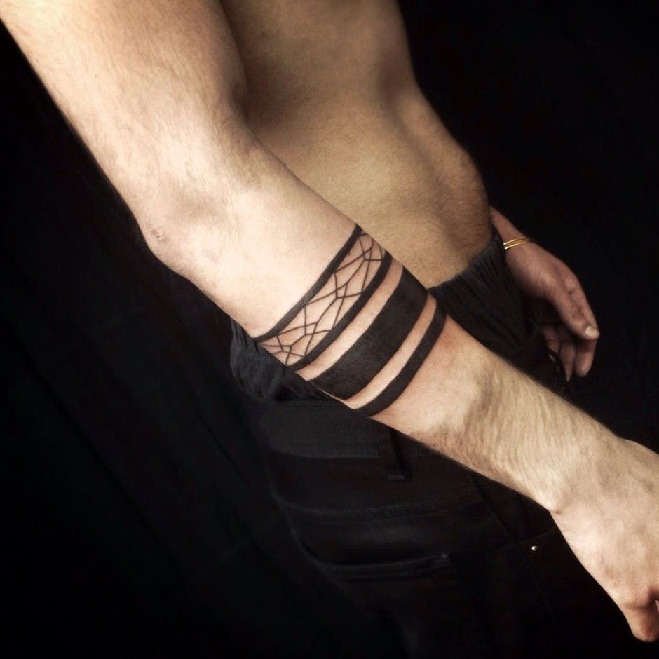 Мужские татуировки браслет на руке