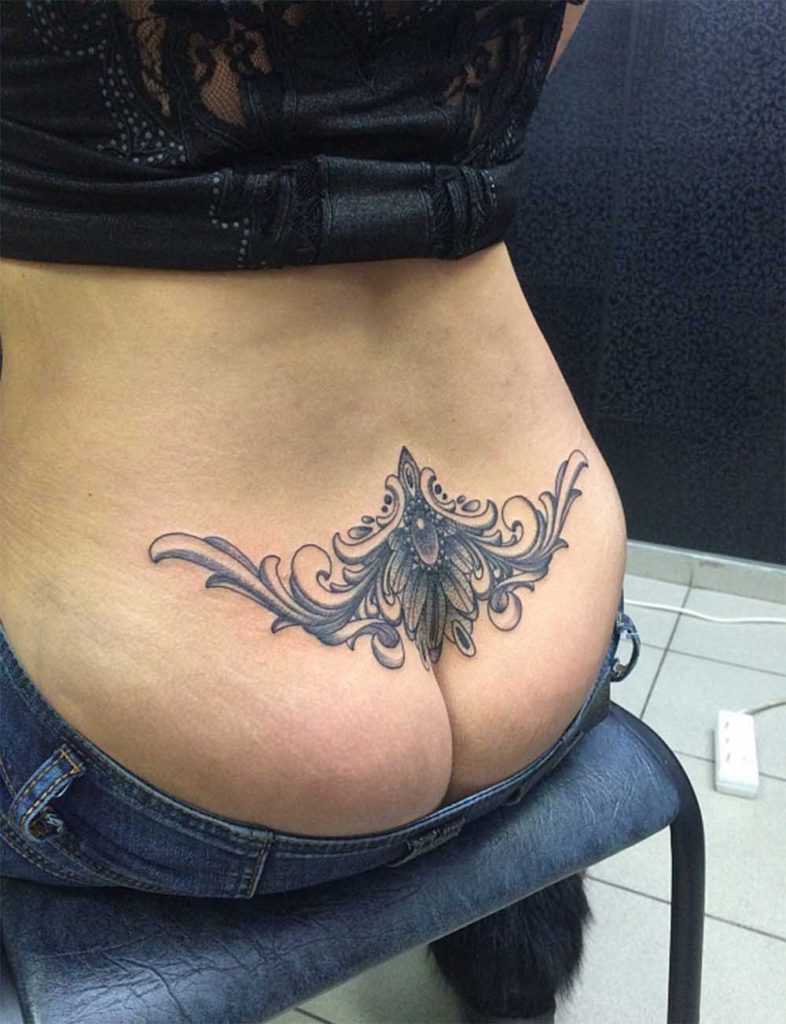 татуировки на жопе у женщин фото 37