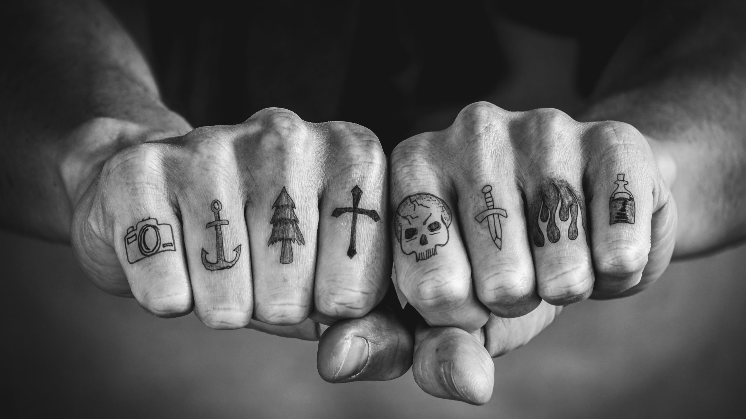 Rockstar тату на пальцах