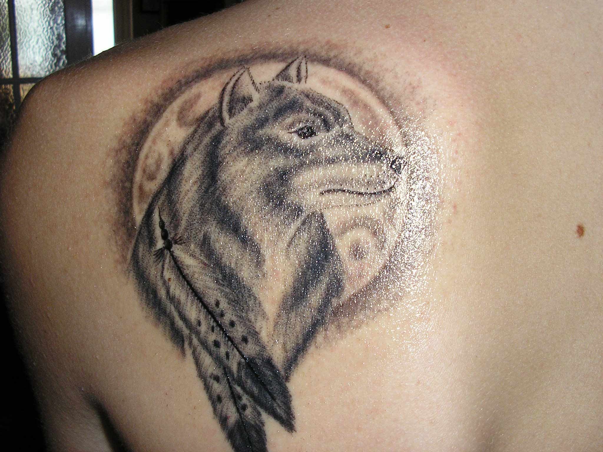 Татуировка в виде волчицы на плечо