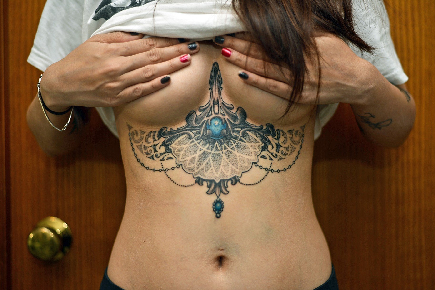 Татуировки для девушек на груди (78 фото) .