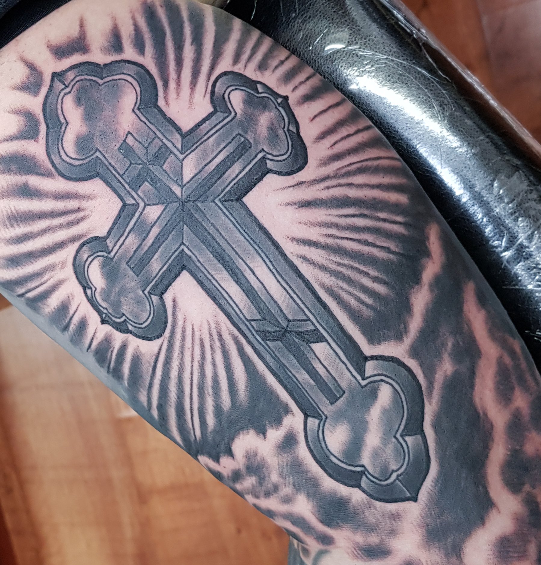 Тату православный крест на руке