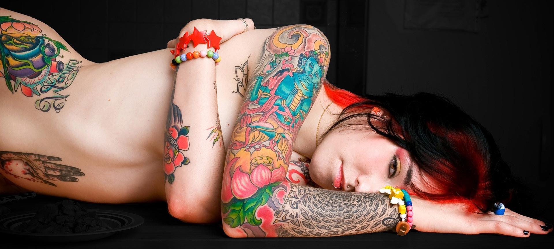Красивые татуированные девушки