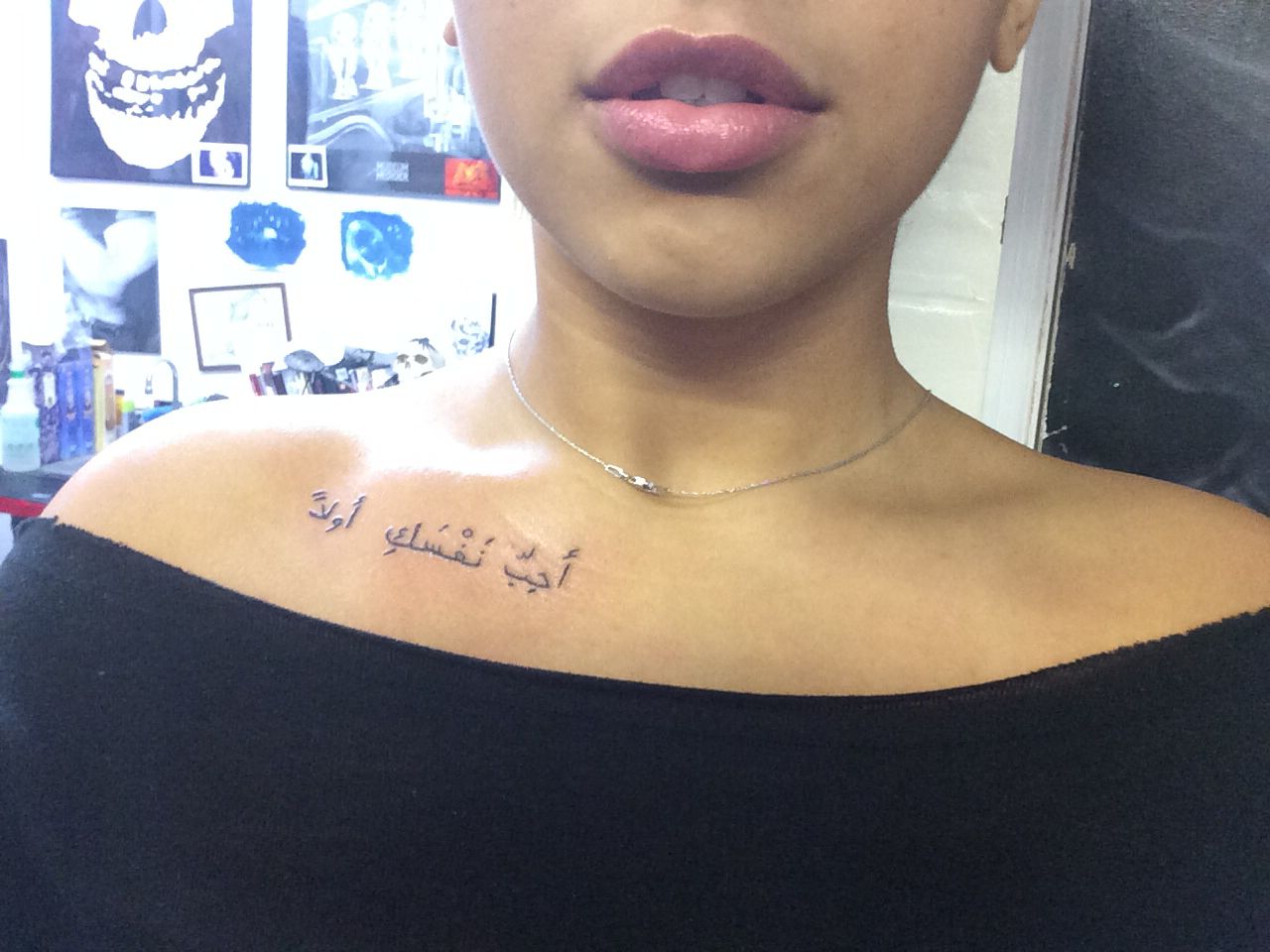Татуировка на ключице у девушки надпись на арабском