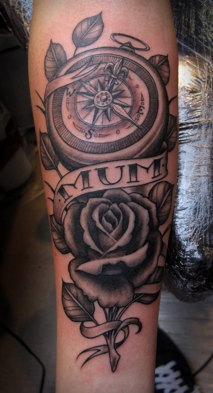 Татуировка роза с компасом